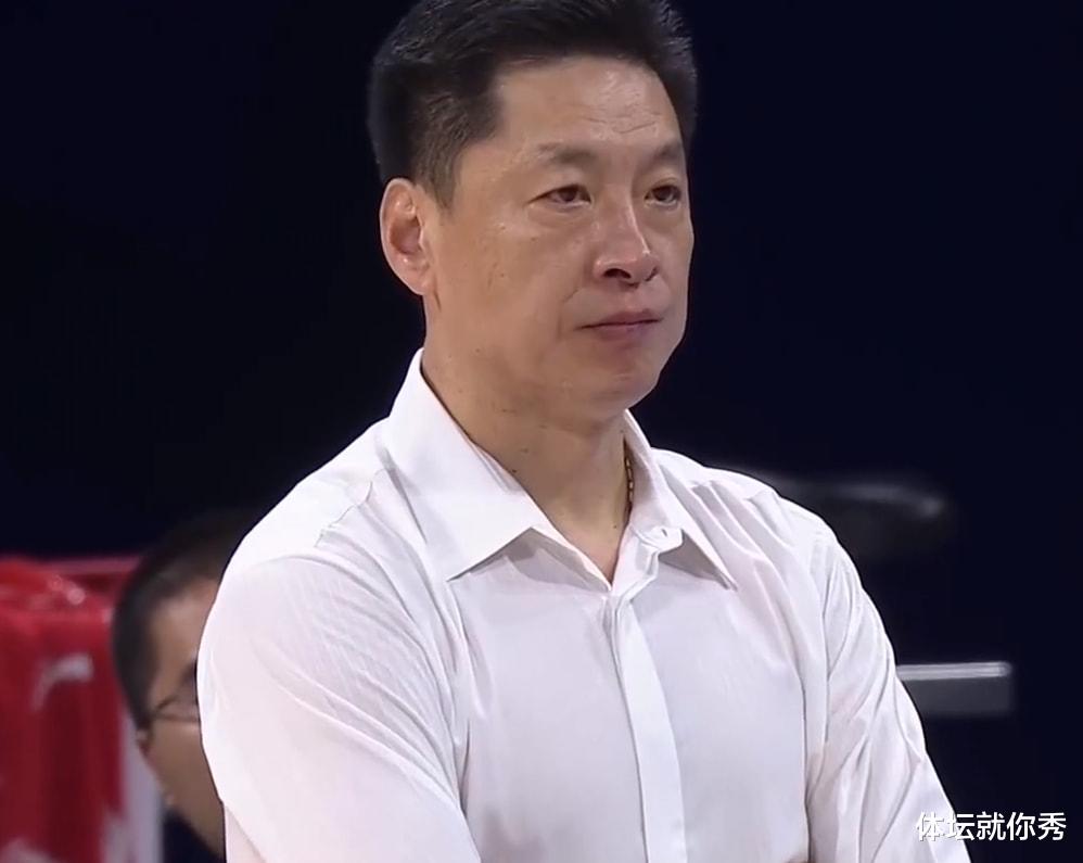 切尔西|CBA惊险一幕！顾全去帮忙，却不慎被广告牌砸伤，姚明真该管管了