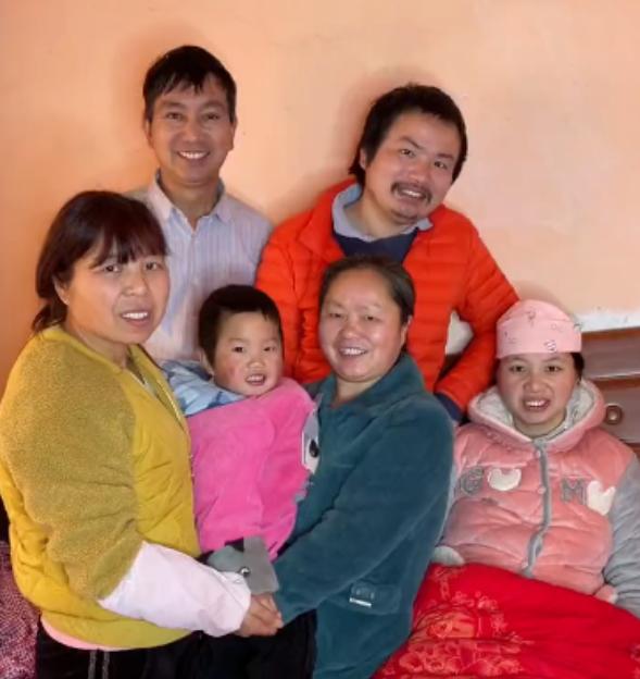 林峰|牛爱芳学让网友起名字，暴露名字是假的，网友：确定小春花是假生