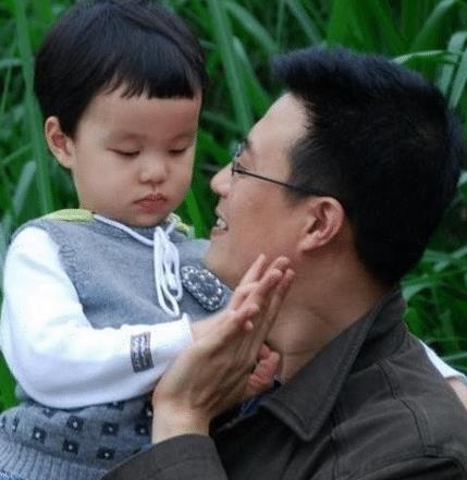 金材昱|“央视名嘴”对瘫痪妻子不离不弃,年过50再当爹,如今成人生赢家