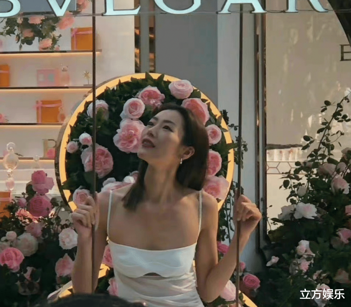 白鹿|白鹿刘雯参加线下活动,两人同穿低胸款白色礼服,差别很大!