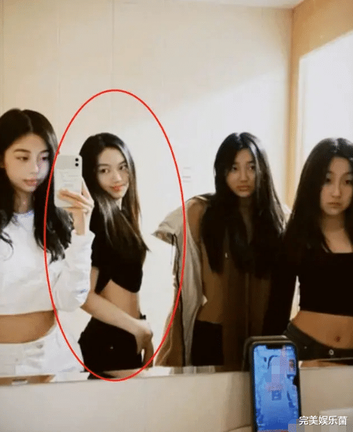 李嫣|15岁李嫣大量性感照流出，泳衣布料少似比基尼：对李亚鹏示威？