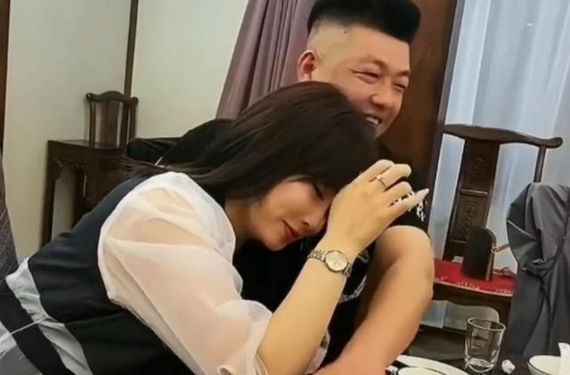 女子怒斥男子接近醉酒闺蜜,闺蜜唇语怒骂女子,继续朝男子靠拢