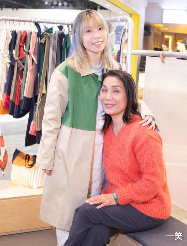 杨盼盼|63岁杨盼盼嫁女,杨慈悦含泪感激妈妈独立抚养,直言从未见过爸爸