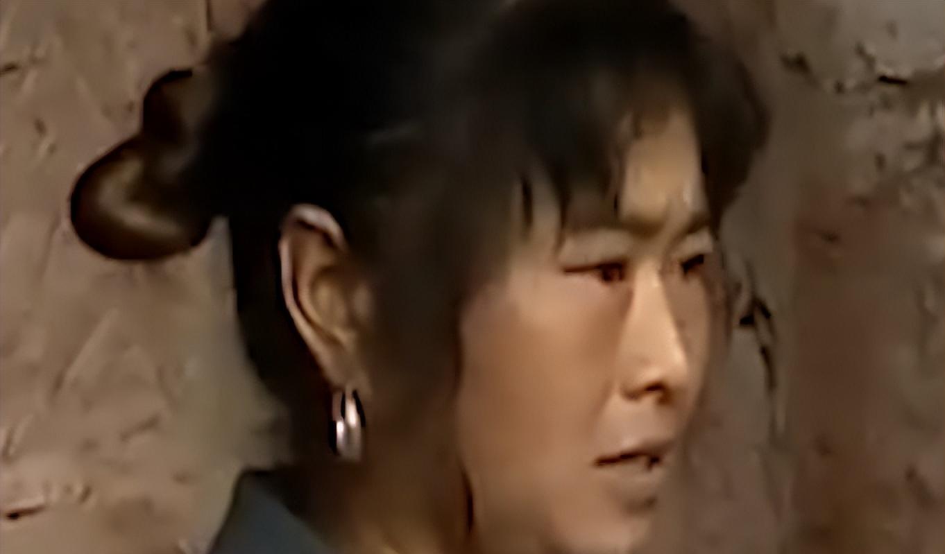 75岁老人被女儿赶进猪圈,与狗共用一只碗吃饭,女儿:比叫花子强