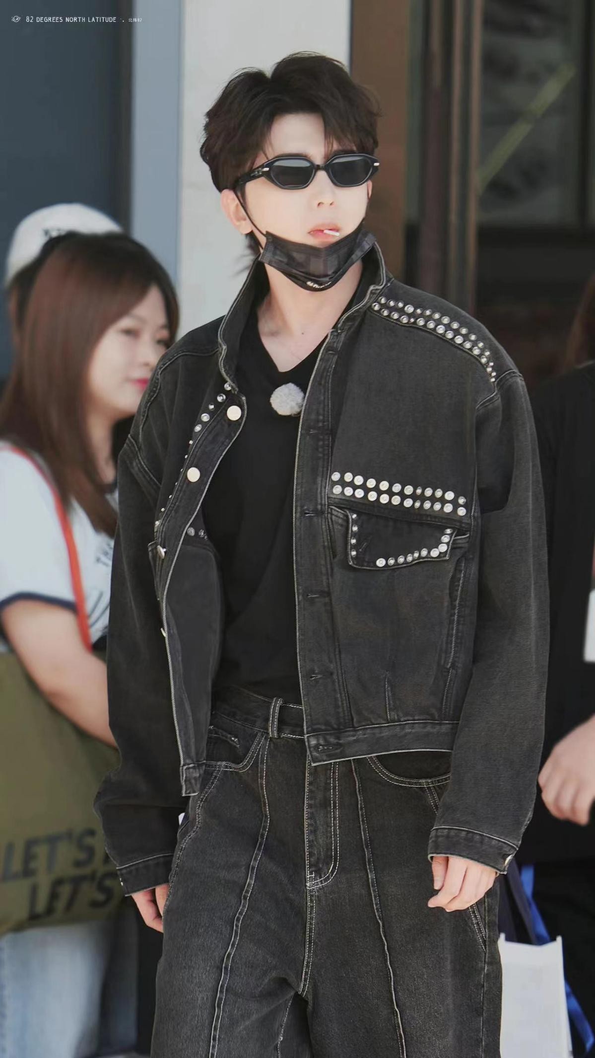 蔡徐坤|蔡徐坤现身《奔跑吧》录制，一袭学院风穿搭洋溢阳光青春气息