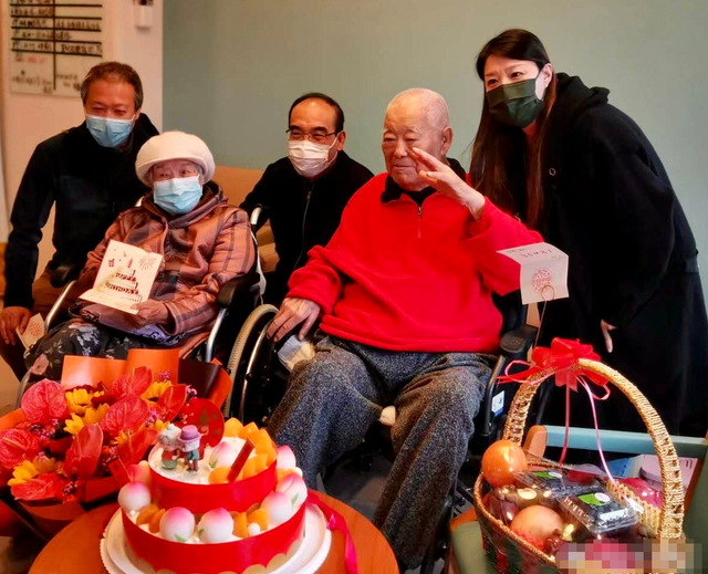 小姐姐|于洋养老院办92岁生日宴!穿红衣切蛋糕颤颤巍巍,鲜花礼物摆满屋