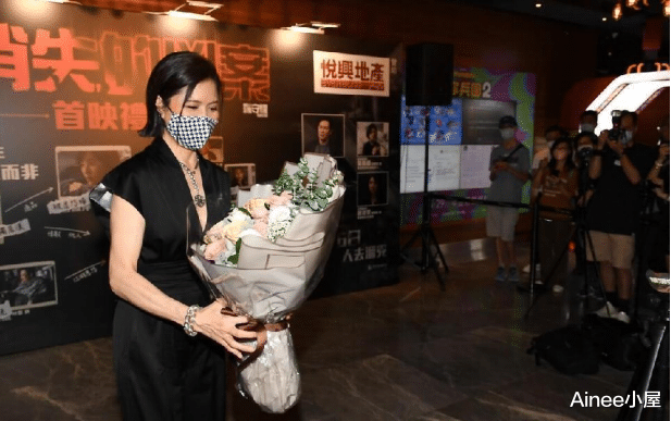 邵美琪都过半百了，可气质看着越来越好，穿连体裤潇洒又干练