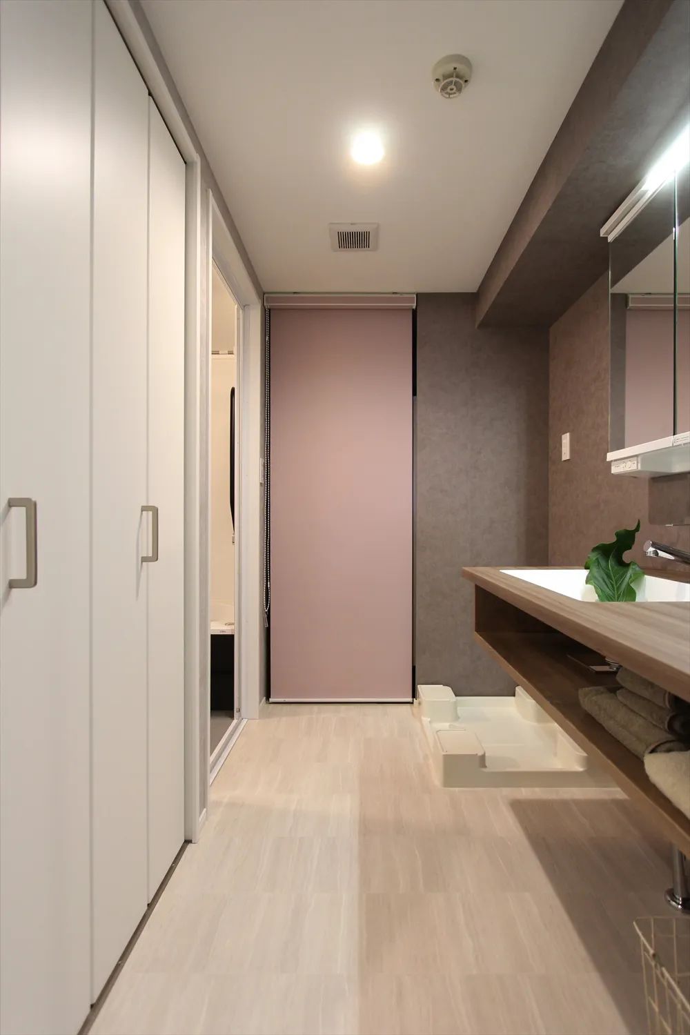 从玄关到卫生间，多处的收纳柜设计，87㎡做出了120㎡的效果