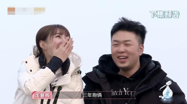 沈梦辰|好友晒杜海涛求婚现场照，沈梦辰秀大钻戒与海涛头靠头依偎在一起