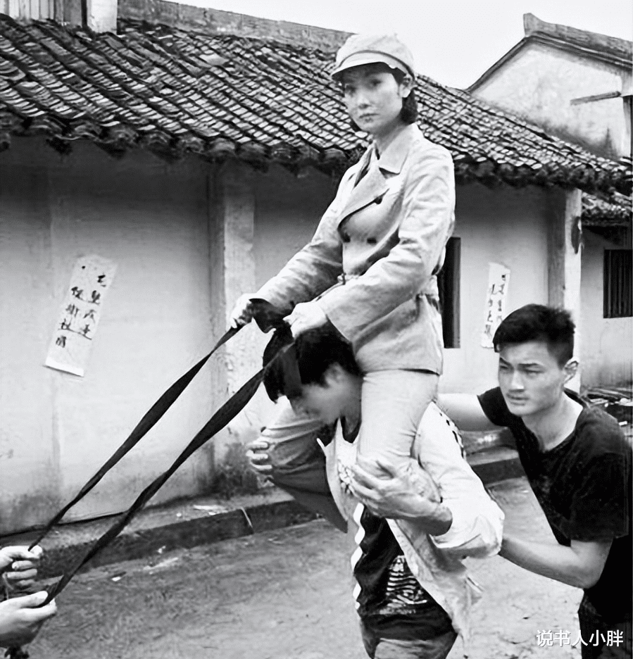 花絮|难怪电视里只有上半身，镜头下移后，是不能看的尴尬画面