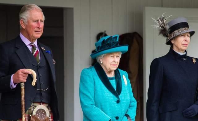 安妮公主|72岁安妮公主面如土色,护送女王灵柩离开,比查尔斯悲伤多了