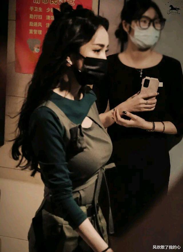 杨幂|杨幂果然是穿搭界的天花板，穿紧身衣录节目，身材傲人少女感十足