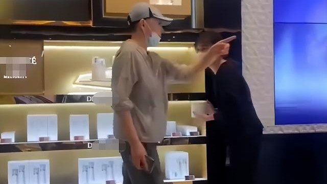 护肤品 宋丹丹买护肤品被偶遇！指挥店员拿货气场足, 保养的不错