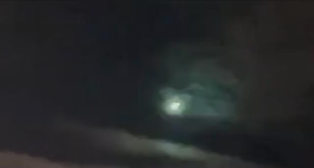 中国多地现不明飞行物,拖着尾焰发出绿色火光,专家:疑似火流星