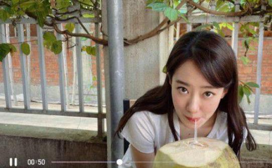 安吉丽娜·朱莉|张小斐晒出近照，氛围感超强，宛如18岁的少女