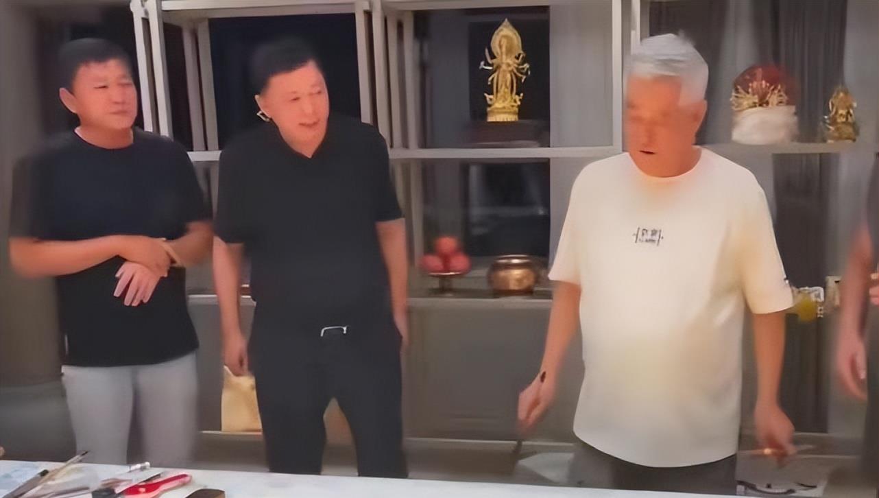 赵本山|64岁赵本山与好友聚会,头发花白身材浮肿,酒后写书法超接地气