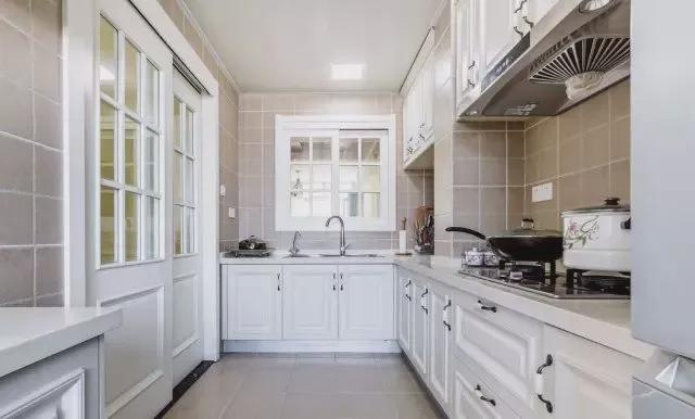 厨房台面你家一般选哪种？千万别选这种，用不到几年就要换！