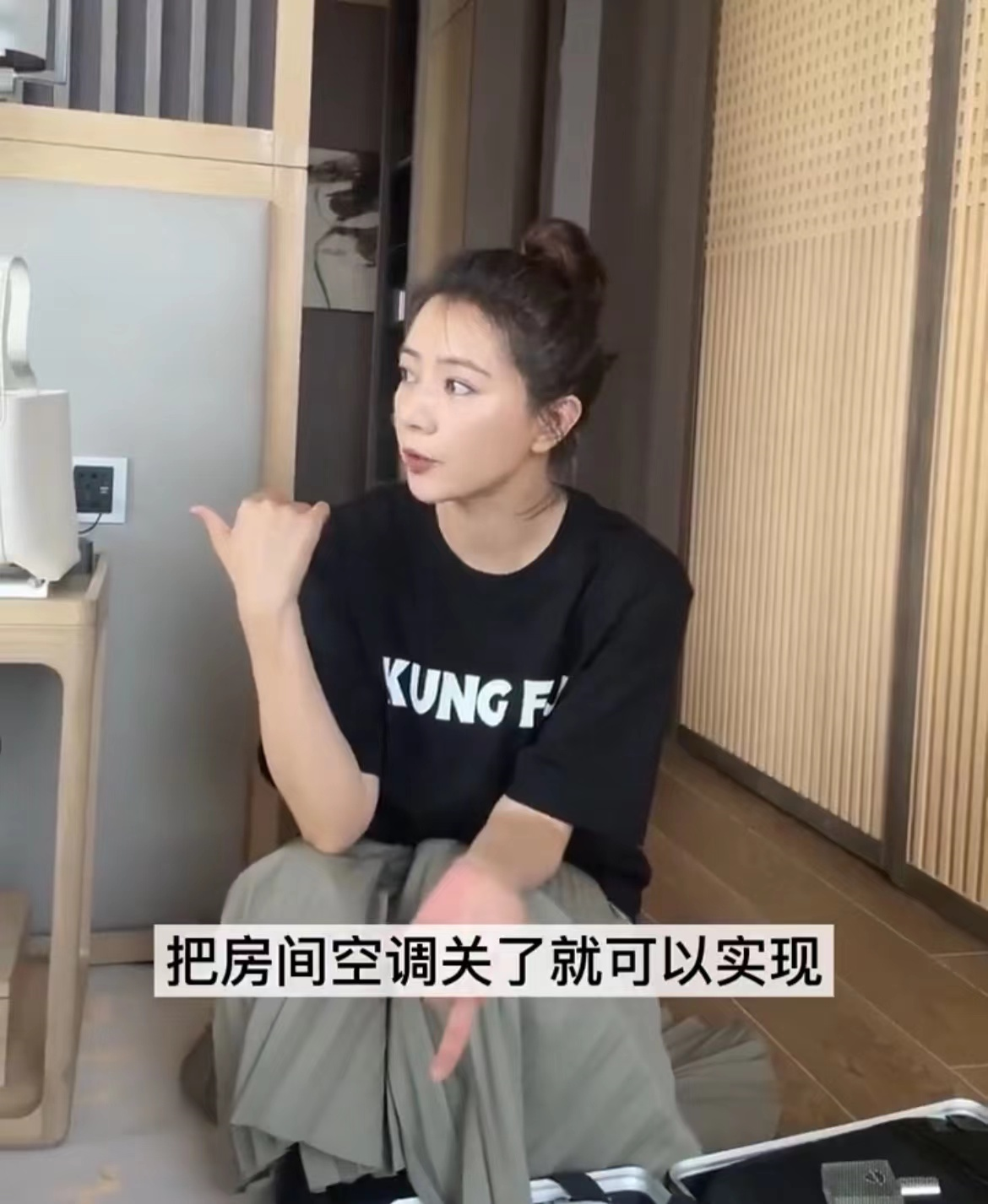 高圆圆|高圆圆出差工作忙碌，捂胸叹气略显疲惫，公开行李箱刷新消费认知