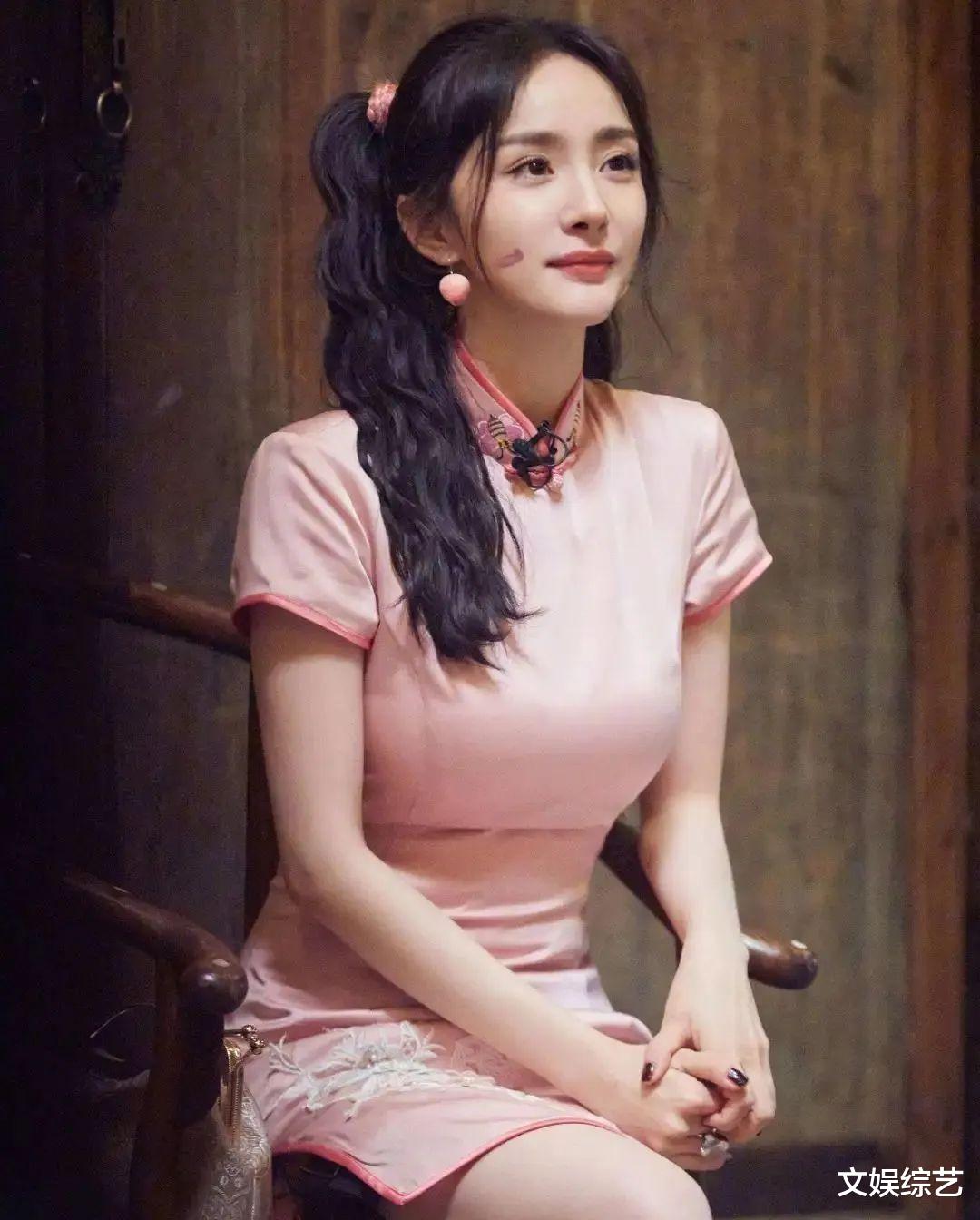 发型 杨幂扎着一双马尾卷发造型，可爱清纯的形象，充满着女人的魅力