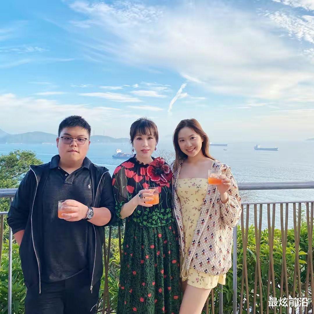 遮瑕 吕良伟儿子个子矮体重快200斤,穿T恤勒出大肚腩,没有爸爸帅气