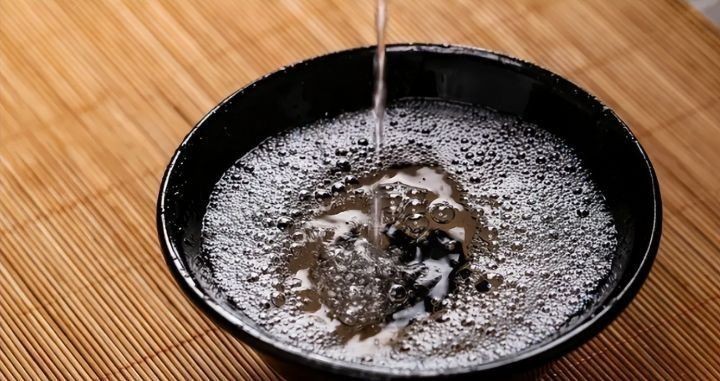 喝酱酒时为什么要配一瓶矿泉水？三个原因告诉你带矿泉水的好处