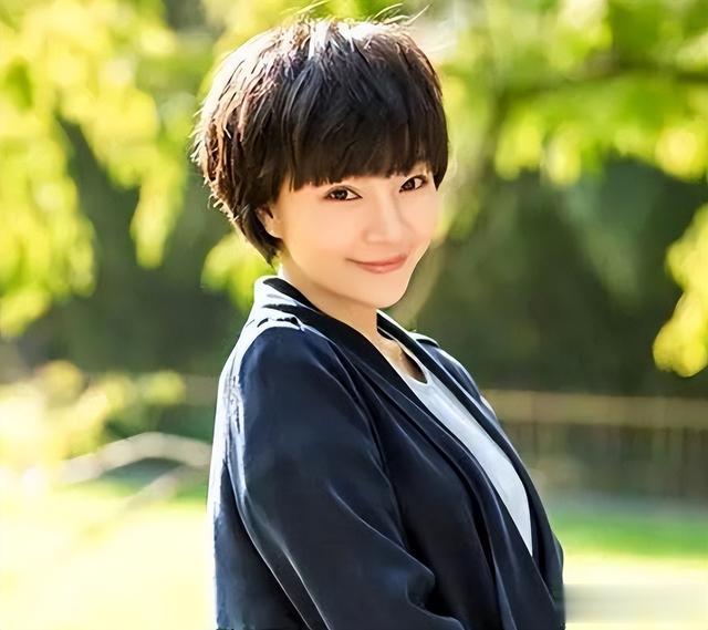 董卿|王蓝一:当过月薪500导游,撞脸董卿搭档宋英杰,婚姻低调有一女