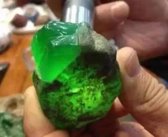 翡翠|4000万入手翡翠赌石切开涨20亿被哄抢!!!