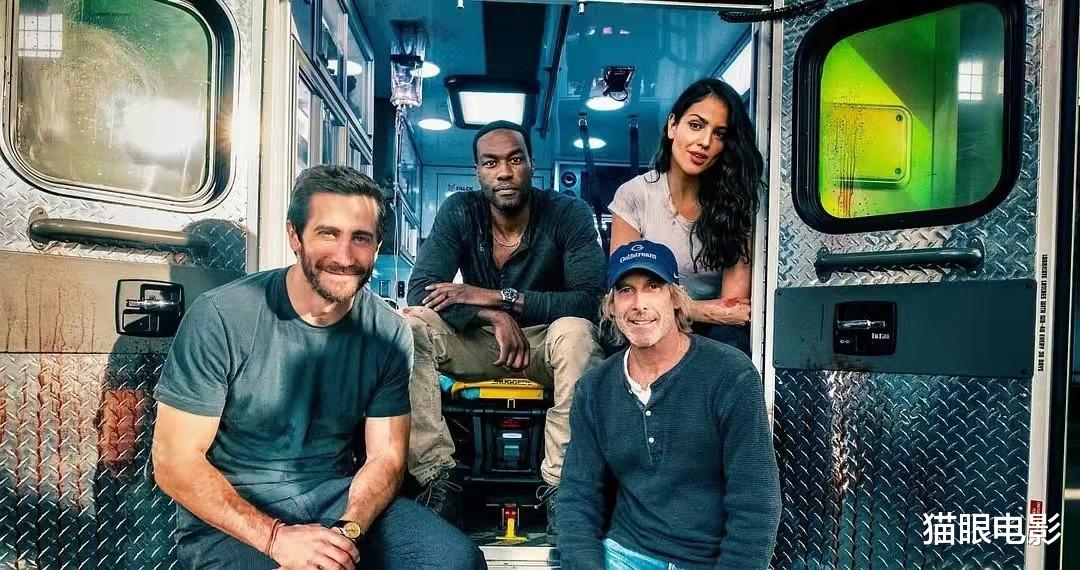 杰克·吉伦哈尔|女神艾莎染金发,涂烈焰红唇撞脸安吉丽娜朱莉,网友:这发色显老