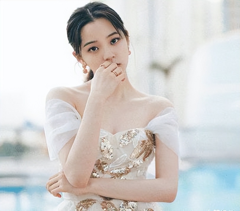 成龙|吴京为啥不让女生进娱乐圈?看到成龙和欧阳娜娜,就知道有多束手无措!