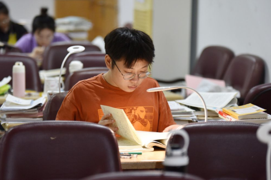 应届生|“大学四年花了15万，如今月薪却只有3000”，农村家长倍感心酸