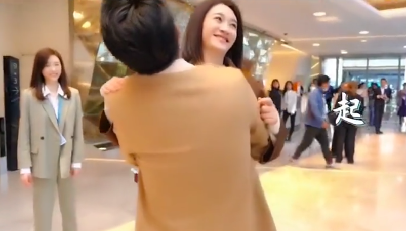 李沁|李小冉片场横抱156斤靳东！男方嘴唇紧闭眼神飘，女方反被抱6次