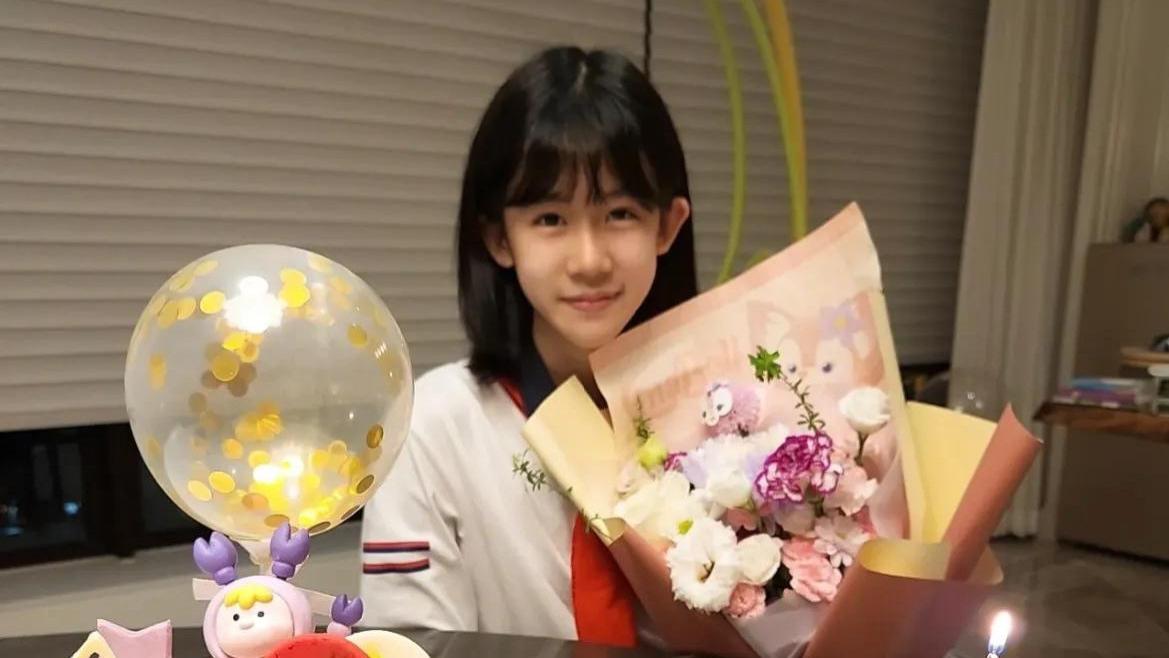 辣妹|陆毅鲍蕾为大女儿庆生，14岁贝儿身高赶上妈妈，母女同框似姐妹花