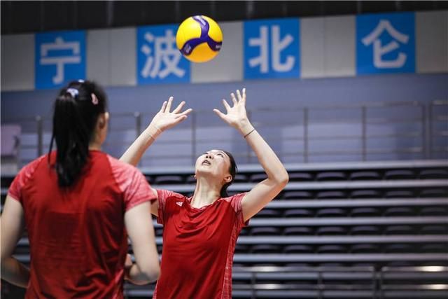女排|新女排万马齐喑！接应后继无人，自由人难寻核心，副攻线勉强凑合