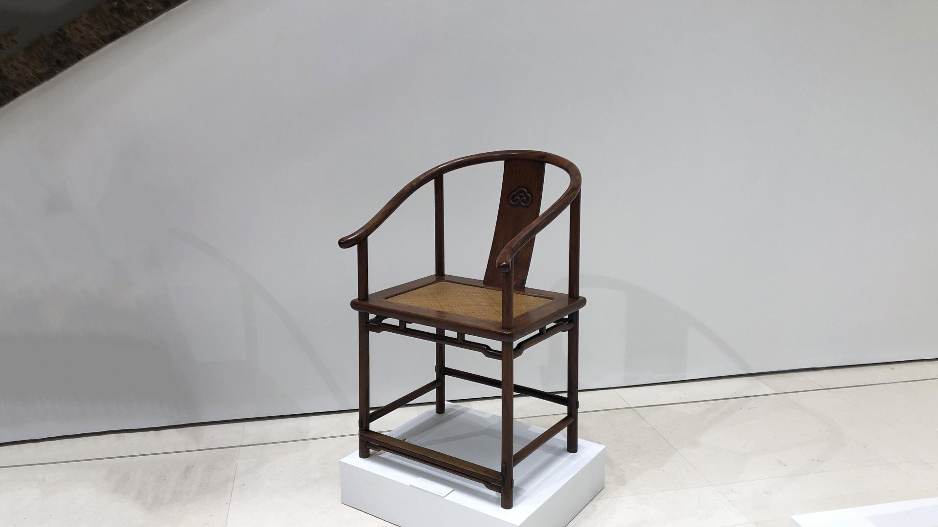 |座面架起、联帮棍省去，黄花梨如意纹圈椅通透空灵