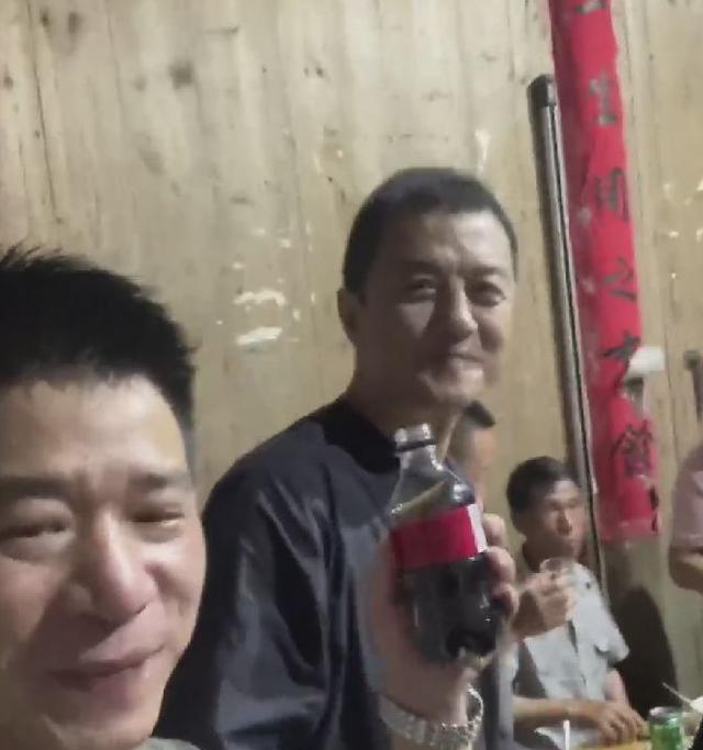 李亚鹏|李亚鹏现身乡下吃席,头发稀少地中海抢镜,坐姿端正被赞有礼貌