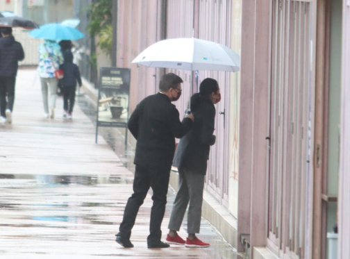 朱玲玲|朱玲玲与百亿丈夫雨中约会,一口一口喂食雪糕,结婚14年仍似初恋