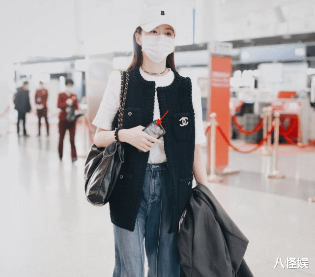 沈梦辰|沈梦辰嫁给海涛后好幸福，背上万元包现身机场发喜糖，笑得好甜