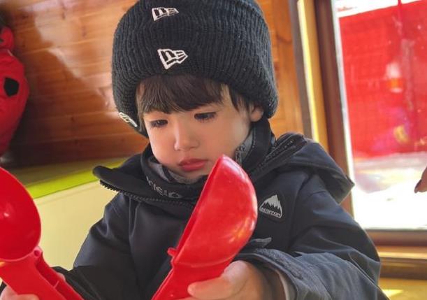 姜潮|姜潮带儿子拍亲子照，儿子继承爸妈的颜值，不愧是星二代的天花板