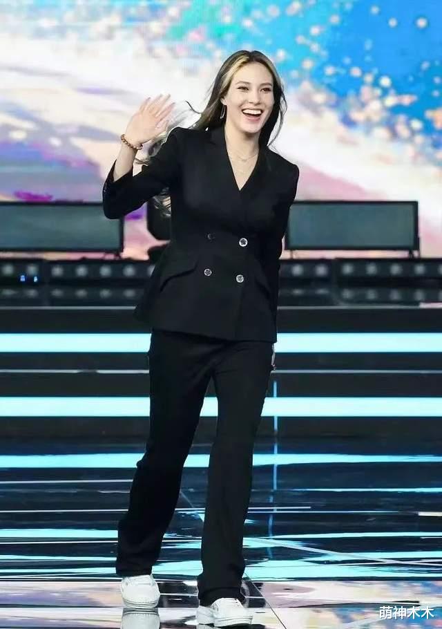 王冰冰|谷爱凌气场太强!身穿西装精英感拉满,王冰冰跟其同框秒变小妹妹