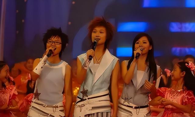 春晚|被冯轲迷得神魂颠倒,终被骗走6亿身家的张靓颖,如今可曾后悔过?