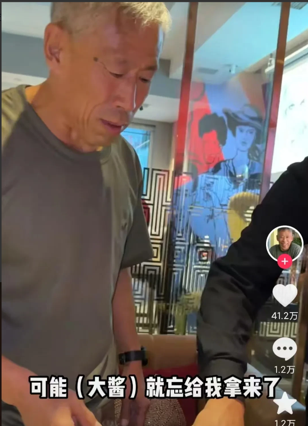 沈阳一名女子开饭店,请老爹来洗碗,没想到生意艰难的时候,60岁的老爹因为一句“welcome”火了