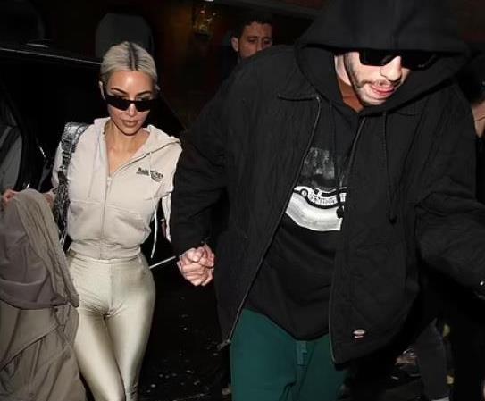 金·卡戴珊|卡戴珊二姐有多强？41岁练出顶级小蛮腰，坐拥3亿粉丝 小男友听话