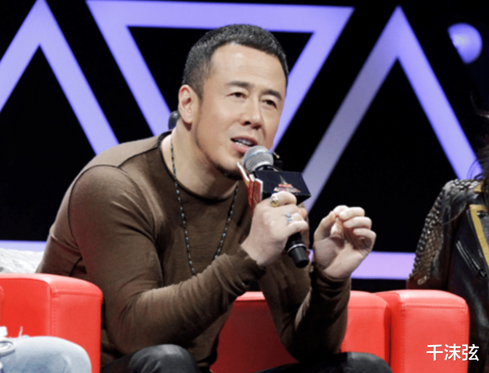 杨坤|51岁杨坤身边再换人!携长腿美女与李亚鹏聚会,满脸通红站不稳