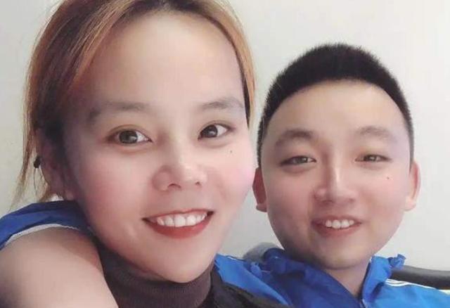 熊磊开直播给大家报平安，身边出现陌生男子，关系遭网友猜测