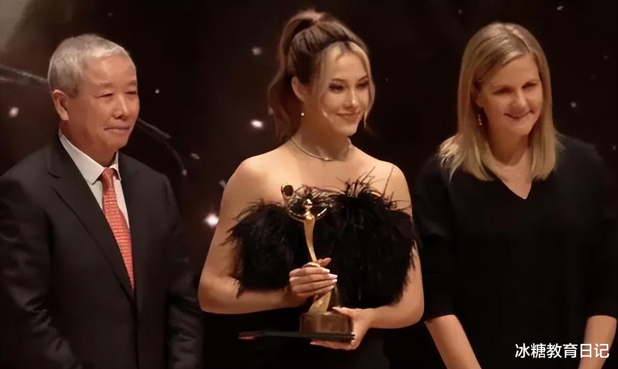 谷爱凌|谷爱凌亮相首尔喜获大奖,被巴赫追星,一番中文致谢让人肃然起敬