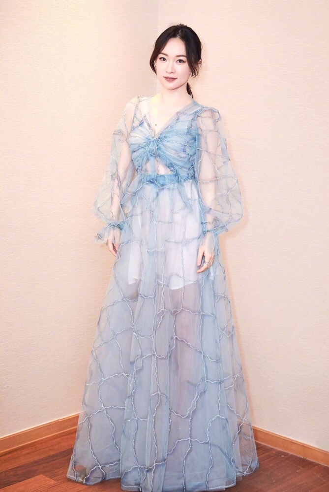 |?  霍思燕在杜江身边也依旧打扮性感，一身黑纱裙还戴两根项链。