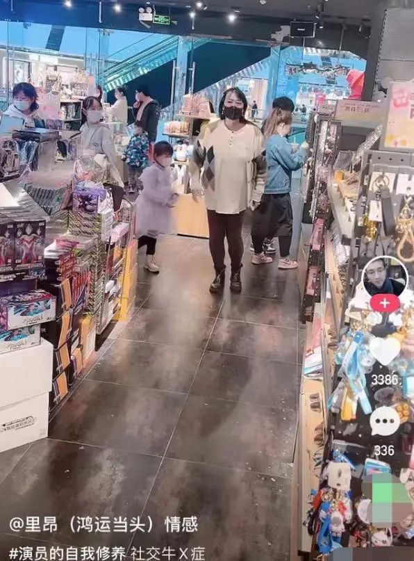 李菁菁|李菁菁患癌后首露面！商场跳舞遭路人围观，90后三婚老公站老远