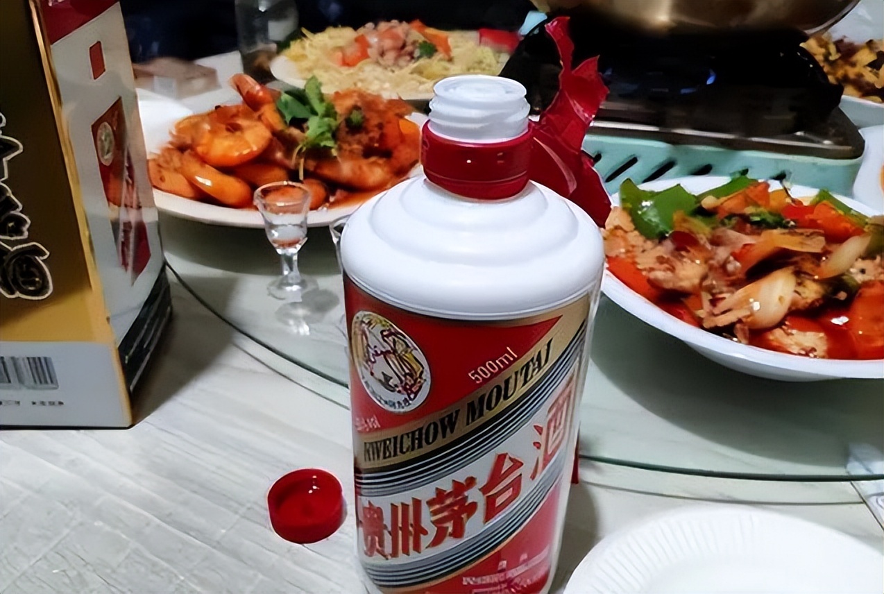 不可思议！农村75岁老头，家里竟有“1面墙”茅台，到底咋回事？