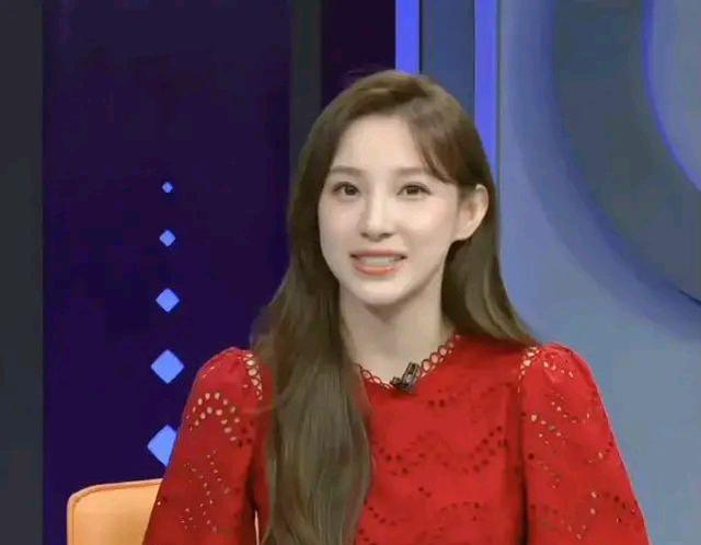 央视|央视美女主持现身世界杯，身材纤细颜值超高，拒绝粉丝合影引热议