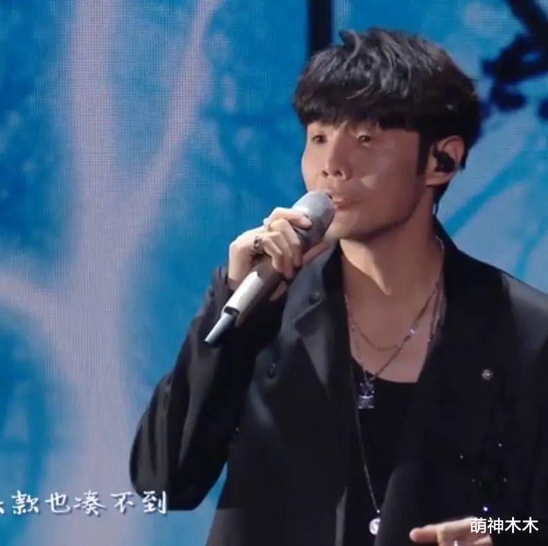 孙俪|众星亮相818晚会：关晓彤穿梦幻蛋糕裙，孙俪裸色长裙失策显胖